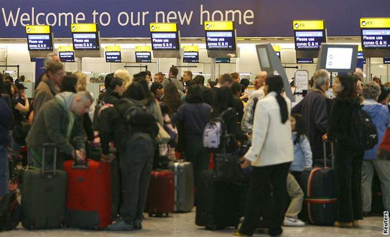 Lidé uvízli na anglickém letiti Heathrow kvli porue systém na nov oteveném terminálu 5.