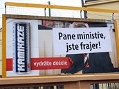 Firma billboard nestáhla a ministrovu shovívavost ocenila dalím sloganem.