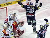 Liberec - Slavia. Radost domácích ( v modrém) po první brance do sít Slavie.