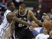 Orlando - San Antonio: Howard (vlevo) brání Duncana.