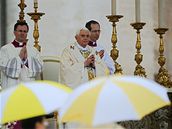 Pape Benedikt XVI. na Svatopetrském námstí bhem velikononí me