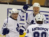 Boston - Toronto; Tlustý (vlevo), Antropov (80) a Sundin