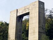 Hitlerova dálnice - Mostní pilíř Hitlerovy dálnice u Brněnské přehrady sloužil...