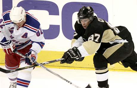 Straka z NY Rangers (vlevo) v souboji s Crosbym z Pittsburghu.