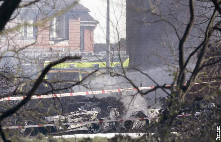 Trosky po pádu letadla u Farnborough