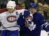 Jií Tlustý (vpravo), jet v dresu Toronta Maple Leafs.