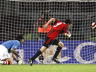 Juventus - AC Milán: Buffon dostává gól od Inzahghiho