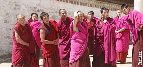 Na tibetské mnichy v záí eká zkouka z ínské propagandy. Pokud neuspjí, budou muset do civilu.
