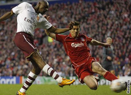 Liverpool - Arsenal: Xabi Alonso a Diaby (vlevo)