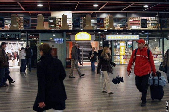 Hlavní nádraží v Praze. Zatímco o rekonstruované prostory mají prodejci zájem, jinde mají České dráhy problém sehnat nájemníky.