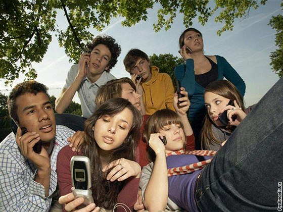 Teenagei u skoro nedávají mobil z ruky