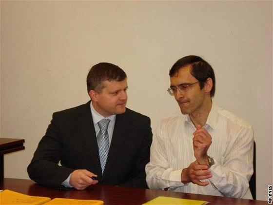 Martin Chvátal (vpravo) se svým advokátem Martinem Tocikem u Krajského soudu v Plzni (7.4.2008)