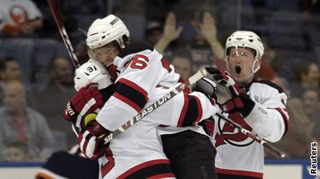 Hrái New Jersey Devils se radují z gólu v prodlouení do sít NY Islanders.