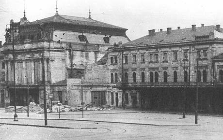 Bombardování Brna v dubnu 1945. Poboená budova nádraí.