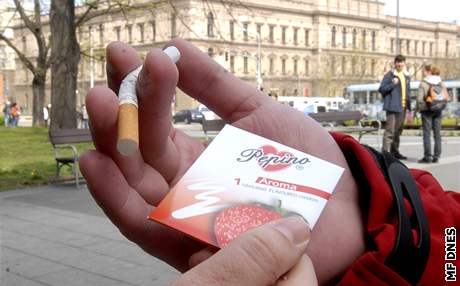 Studenti lékaské fakulty mnili kolemjdoucím kuákm cigarety za kondomy i ovoce.