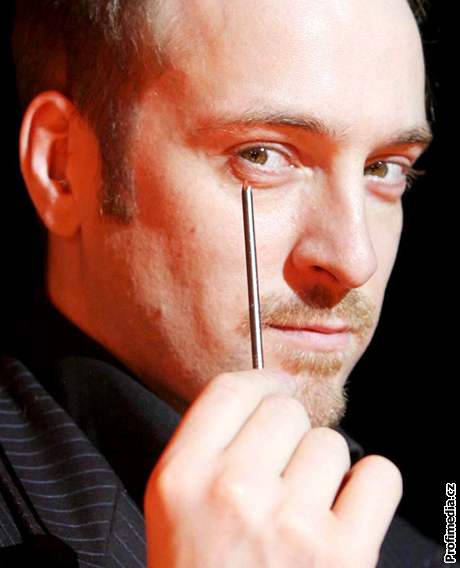 Derren Brown. Autor knihy Magie a manipulace mysli. 