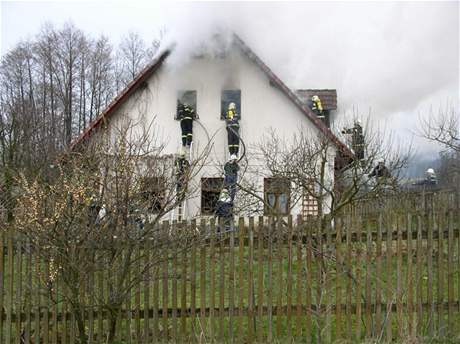 Por rodinnho domu v Hlinn u Rychnova nad Knnou (3.4.2008)