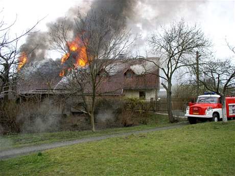 Por rodinnho domu v Hlinn u Rychnova nad Knnou (3.4.2008)