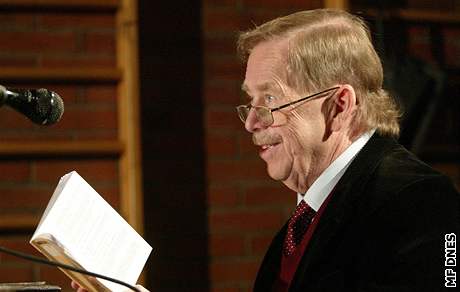 Havel se dostal i do střetu zájmů. Hájí divadlo, které uvádí jeho hru.