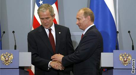 Kon��c� prezidenti George Bush a Vladimir Putin po sv� posledn� ofici�ln� sch�zce v So�i.