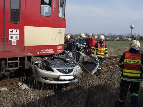 Nsledky stetu auta a vlaku v Opav.
