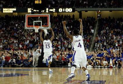 Hrái Kansas Jayhawks oslavují postup do letoního finále NCAA