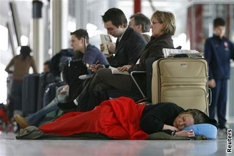 spící cestující na letišti Heathrow