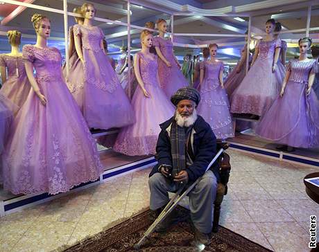Afghnsk mu ek na svou rodinu, kter nakupuje v kbulskm obchod