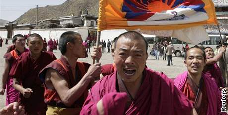 Tibettí mnii s vlajkou ped kláterem Labrang v západní ín