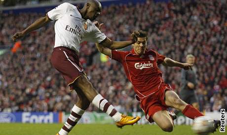 Liverpool - Arsenal: Xabi Alonso a Diaby (vlevo)