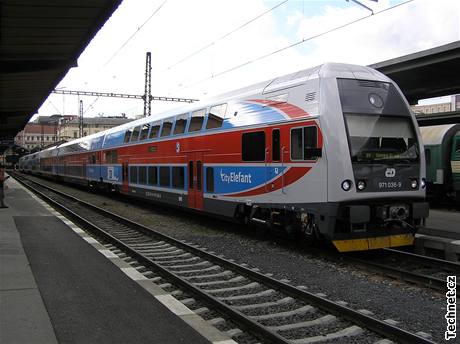 Nejvtí anci svézt se ve vychlazeném vagonu mají lidé na tratích v okolí Prahy a Ostravy, kde jezdí moderní soupravy CityElefant.