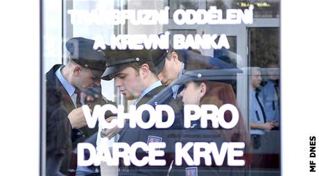 Policisté pili darovat krev