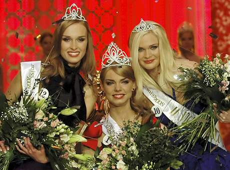 Miss Slovensko 2008 Edita Kreáková (uprosted), první vicemiss Kristína Vlková (vlevo) a druhá vicemiss Lenka Sýkorová