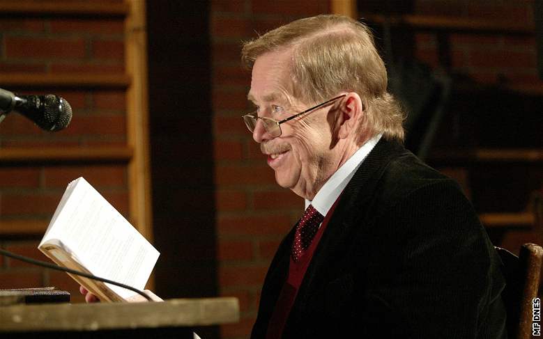 Václav Havel pi dubnovém scénickém tení z nové hry Odcházení v Brn