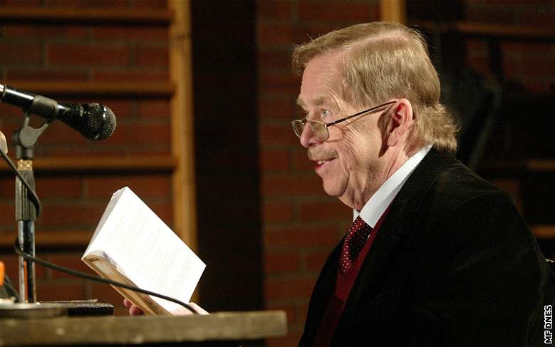 Václav Havel pi dubnovém scénickém tení z nové hry Odcházení v Brn