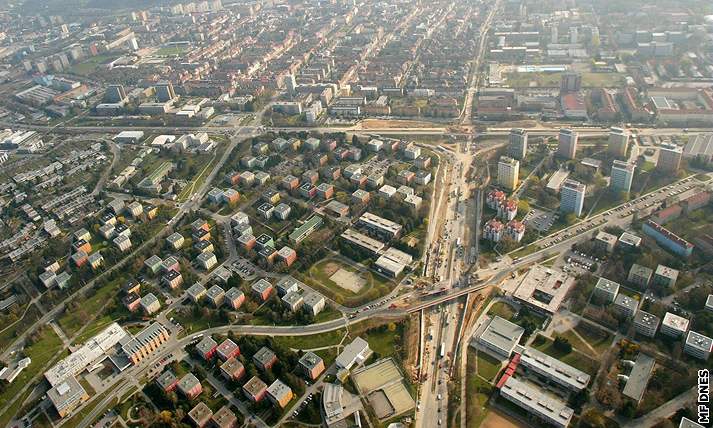 Stavba mimoúrovové kiovatky Hradecké a aboveské ulice v Brn.