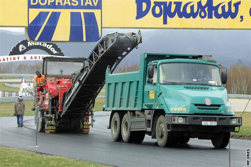 SPECIÁLNÍ ASFALT. Nový povrch, který se nyní buduje na závodní dráze mosteckého autodromu, musí splovat písná technická a bezpenostní kritéria stanovená mezinárodními asociacemi automobilového a motoristického sportu.