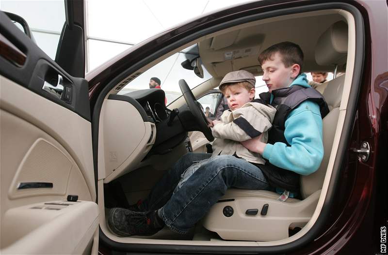 Za volant nového superbu se na akci automobilky v Kvasinách chtly posadit tisíce lidí.