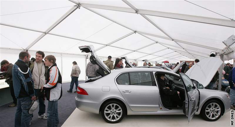 Za volant nového superbu se na akci automobilky v Kvasinách chtly posadit tisíce lidí.