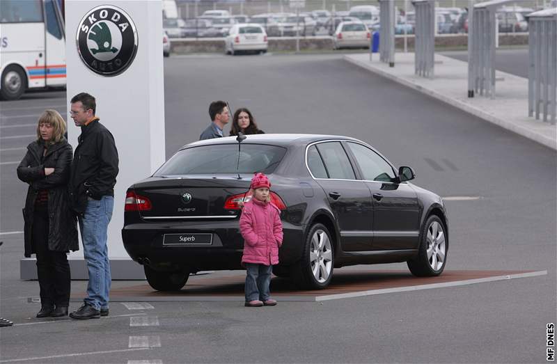 Za volant nového superbu se na akci automobilky v Kvasinách chtly posadit tisíce lidí.