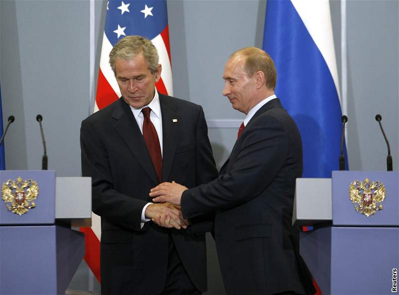 Konící prezidenti George Bush a Vladimir Putin po své poslední oficiální schzce v Soi.