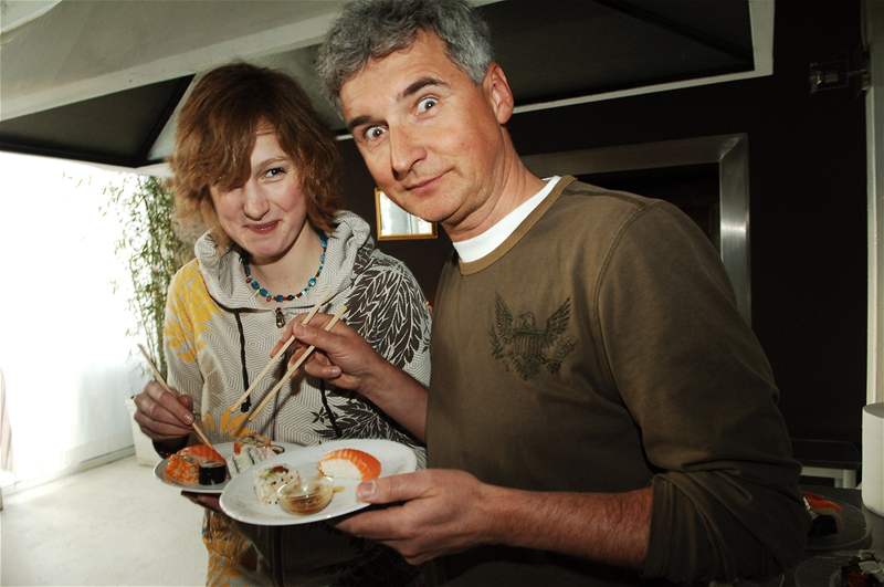Michal Nesvadba s dcerou Pepinou na ochutnávce sushi