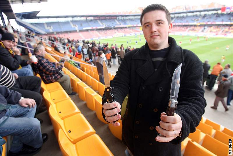 Reportér MF DNES s noem na stadionu ve Zlín