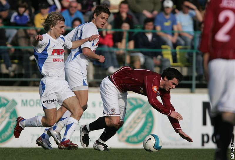 HFK Olomouc - Sparta; Dadák, Jakubovi (v bílém) - Vacek (Sparta)