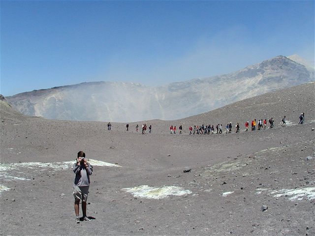 Je to nejvyí evropská sopka, tyí se do výky 3 350 metr. A je inná.