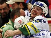 Radost. Hokejisté Karlových Var jsou ve finále extraligy.