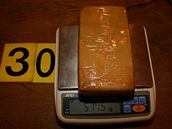 Jeden ze zadrených balík heroinu