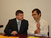 Martin Chvátal (vpravo) se svým advokátem Martinem Tocikem u Krajského soudu v Plzni (7.4.2008)