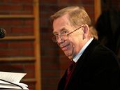 Václav Havel v Brn na scénickém tení ze hry Odcházení