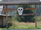 Kostnice je v �ermné turistickou atrakcí na ka�dém kroku.